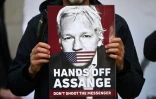 Un sympathisant de Julian Assange brandit une pancarte devant le tribunal de Westminster Ă Londres, le 20 avril 2022