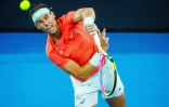 Rafael Nadal au service lors d'un match en double au tournoi de Brisbane, le 31 décembre 2023