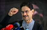 Le candidat à la présidence de la Colombie pour le parti Pacto Historico, Ivan Cepeda, lève son poing fermé lors d'une conférence de presse à Bogota, le 1er juin 2026, au lendemain du premier tour de la présidentielle