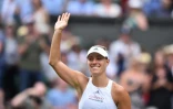L'Allemande Angelique Kerber salue les supporters après sa victoire face à l'Américaine Irina Falconi au 1er tour à Wimbledon, le 4 juillet 2017