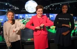 La Première ministre écossaise Nicola Sturgeon avec les militantes écologistes Vanessa Nakate et Greta Thunberg pendant la COP26 à Glasgow le 1er novembre 2021