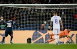 Le gardien belge du Real Madrid Thibaut Courtois arrête le pénalty tiré par l'attaquant argentin du Paris Saint-Germain, Lionel Messi, lors de leur 8e de finale aller de la Ligue des Champions, le 15 février 2022 au Parc des Princes