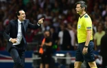 Unai Emery interpelle l'arbitre Viktor Kassai lors du PSG-Arsenal de Ligue des champions disputé au Parc des Princes, le 13 septembre 2016