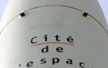 A la Cité de l'Espace de Toulouse,  on peut notamment simuler la marche sur la lune, visiter la station Mir, admirer une pierre de lune ramenée par Apollo 15 et une météorite martienne tombée dans le Sahara