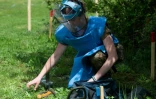 L'Ukrainienne Anastasia Mintchoukova apprend le déminage près de Peja, au Kosovo, le 25 avril 2022