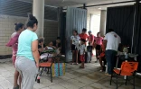 Des habitants arrivent dans un centre d'accueil installé dans une école avant l'arrivée de  l'ouragan Erick, le 18 juin 2025 à Acapulco, dans le sud du Mexique