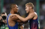 L'Américain Ashton Eaton (g) champion olympique du décathlon et le Français Kevin Mayer, médaillé d'argent, le 18 août 2016 aux JO de Rio