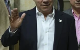 Le président colombien Juan Manuel Santos à la sortie d'un bureau de vote, le 25 octobre 2015 à Bogota, lors des élections régionales et municipales