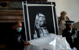 Policiers français et italien à l'ambassade de France déballent "la porte de Banksy", à Rome le 14 juillet 2020
