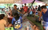 Des habitants d’un complexe de logements pour les survivants du super typhon Haiyan se sont réfugiés dans un abri de fortune dans la ville de Bogo, dans la province de Cebu aux Philippines, le 2 octobre 2025 après un violent séisme