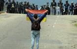 Un militant de l'opposition face aux forces de l'ordre, le 12 mai 2016 à San Cristobal au Venezuela