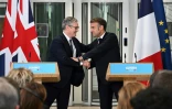 Le Premier ministre britannique Keir Starmer (g) et le président français Emmanuel Macron se serrent la main à l'issue d'une conférence de presse conjointe à Northwood, dans le nord-ouest de Londres, le 10 juillet 2025