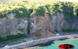 Vendredi 24 mars 2006 - 

30 000 tonnes de rochers sont tombées sur la route du littoral. Deux personnes ont été tuées et deux ont été blessées