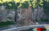 Vendredi 24 mars 2006 - 

30 000 tonnes de rochers sont tombées sur la route du littoral. Deux personnes ont été tuées et deux ont été blessées