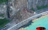 Vendredi 24 mars 2006 - 

30 000 tonnes de rochers sont tombées sur la route du littoral. Deux personnes ont été tuées et deux ont été blessées