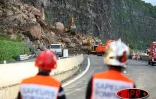 Lundi 27 mars 2006 -

Les travaux de déblaiement de la route du littoral se poursuivent sans relâche