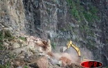 Lundi 27 mars 2006 -

Les travaux de déblaiement de la route du littoral se poursuivent sans relâche