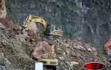 Lundi 27 mars 2006 -

Les travaux de déblaiement de la route du littoral se poursuivent sans relâche
