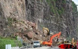 Lundi 27 mars 2006 -

Les travaux de déblaiement de la route du littoral se poursuivent sans relâche