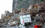 Vendredi 24 mars 2006 - 

30 000 tonnes de rochers sont tombées sur la route du littoral. Deux personnes ont été tuées et deux ont été blessées