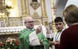 Le prĂȘtre et DJ Guilherme Peixoto cĂ©lĂšbre la masse dans son Ă©glise Ă Laundos, le 21 juillet 2024 au Portugal