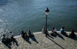 Des Parisiens sur les quais de la Seine, le 15 mai 2020