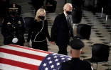 Le candidat démocrate à la Maison Blanche Joe Biden et son épouse Jill Biden, devant le cercueil de la juge de la Cour suprême Ruth Bader Ginsburg, le 25 septembre 2020 au Congrès américain
