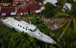 Vue aérienne de deux patrouilleurs rejetés par le tsunami de 2004 et conservés dans la communauté de Banda Aceh, le 25 décembre 2024, à la veille du 20e anniversaire de la catastrophe