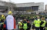 Des "gilets jaunes" rassemblés devant le ministère de l'Economie et des Finances à Bercy, le 12 janvier 2019 à Paris