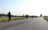 Des membres des forces de sécurité talibanes patrouillent dans la province de Khost , près de la frontière entre l'Afghanistan et le Pakistan, après des affrontements qui ont coûté la vie à 58 soldats pakistanais, selon Kaboul, le 12 octobre 2025