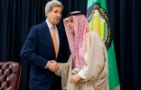 Le ministre des Affaires étrangères saoudien Adel al-Jubeir (D) et le chef de la diplomatie américaine John Kerry lors d'une conférence de presse commune, après une rencontre avec leurs homologues des six pays membres du Conseil de coopération du Golfe (CCG), le 23 janvier 2016 à Riyadh