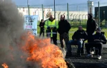 Des surveillants de l'administration pénitentiaire lors d'un blocage de la prison d'Alençon, le 7 mars 2019 à Condé-sur-Sarthe