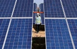 Un ingénieur dans le Parc solaire de Bhadla, en Inde, le 7 octobre 2021
