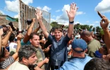 Une photo fournie part la présidence brésilienne montre le président Jair Bolsonaro saluant la foule à Senador La Rocque (Brésil) le 21 mai 2021