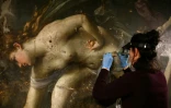 La restauratrice d'art Sophie Jarrosson travaille sur un tableau qui pourrait être une version authentique du tableau "Atalante et Hippomène" du peintre baroque italien du XVIIe siècle Guido Reni, lors d'une présentation à la presse à Libourne, le 25 février 2025 en Gironde