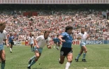 Diego Maradona auteur d'un but d'anthologie contre l'Angleterre en quart de finale du Mondial, le 22 juin 1986 à Mexico  