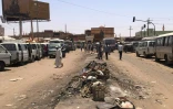 Des piétons près d'un arrêt de bus dans le quartier de Kalakla, dans le sud de Khartoum, le 29 avril 2025 au Soudan