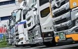 Des camions garés sur une aire de stationnement dans une zone industrielle de Kawasaki, le 4 septembre 2024 au Japon