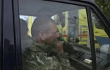 Des soldats attendent dans un 4x4 de recevoir des soins dentaires d'une clinique mobile, près d'Izioum, le 7 octobre 2023 en Ukraine