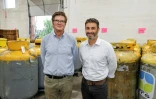 Tim Brown (gauche), et Gabriel Plotkin (droite), respectivement PDG et chef d'exploitation de l'entreprise Tradewater Refrigerant Solutions, qui combat le changement climatique, à Elk Grove Village dans l'Illinois, le 11 août 2021