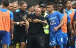 L'entraîneur de Marseille Jorge Sampaoli maîtrisé par ses joueurs et membres du staff après des incidents au stade Allianz Riviera de Nice, le 22 août 2021.