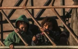 Des enfants fuient à bord d'un camion le dernier réduit du groupe Etat islamique à Baghouz (est de la Syrie), le 25 février 2019