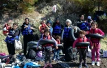 Des femmes et des enfants syriens s'apprêtent à traverser la mer Egée en direction de Lesbos, le 28 février 2016, depuis Çanakkale en Turquie,