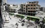 Photo de bus dans lesquels ont pris place des civils syriens et des combattants rebelles évacués de la ville d'Arbine, dans la Ghouta orientale, le 25 mars 2018