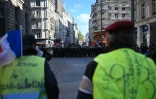 Des manifestants portant des gilets jaunes font face à des gendarmes place de la République à Paris le 17 octobre 2026 