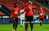 Rennes, porté par Clément Grenier enlacé par Martin Terrier, a battu le FC Metz au Roazhon Park, le 23 décembere 2020
