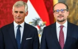 Le nouveau ministre autrichien des Affaires étrangères Michael Linhart et le nouveau chancelier autrichien Alexander Schallenberg (d), le 11 octobre 2021 au palais présidentiel, à Vienne