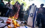 Des manifestants brûlent des drapeaux américains et israéliens à Caracas, le 24 juillet 2026