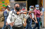Un mariachi se produit dans une rue de Mexico, le 7 août 2020