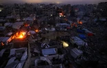 Des Palestiniens campent au milieu des ruines de leurs maisons à Jabalia, dans le nord de la bande de Gaza, le 17 février 2025
